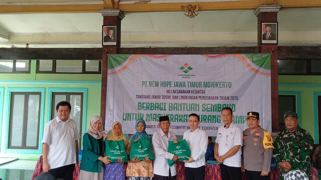 PEMBAGIAN SANTUNAN SEMBAKO UNTUK WARGA DESA SUMBERTANGGUL